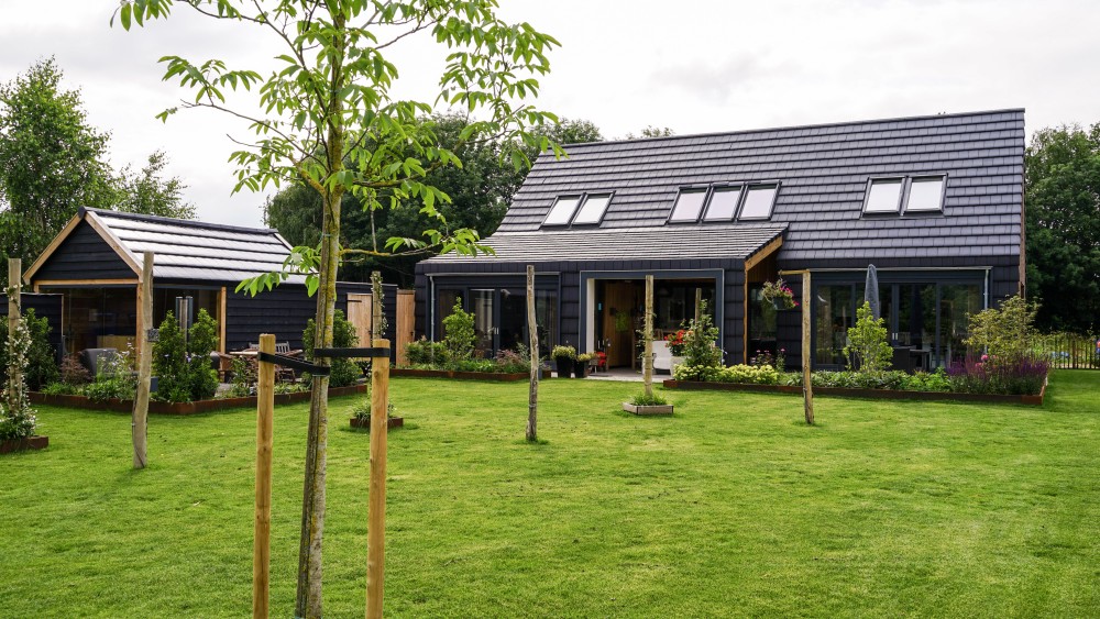 Gerealiseerd van schuurwoning met zadeldak, donkere gevelsteen en houten accenten 3