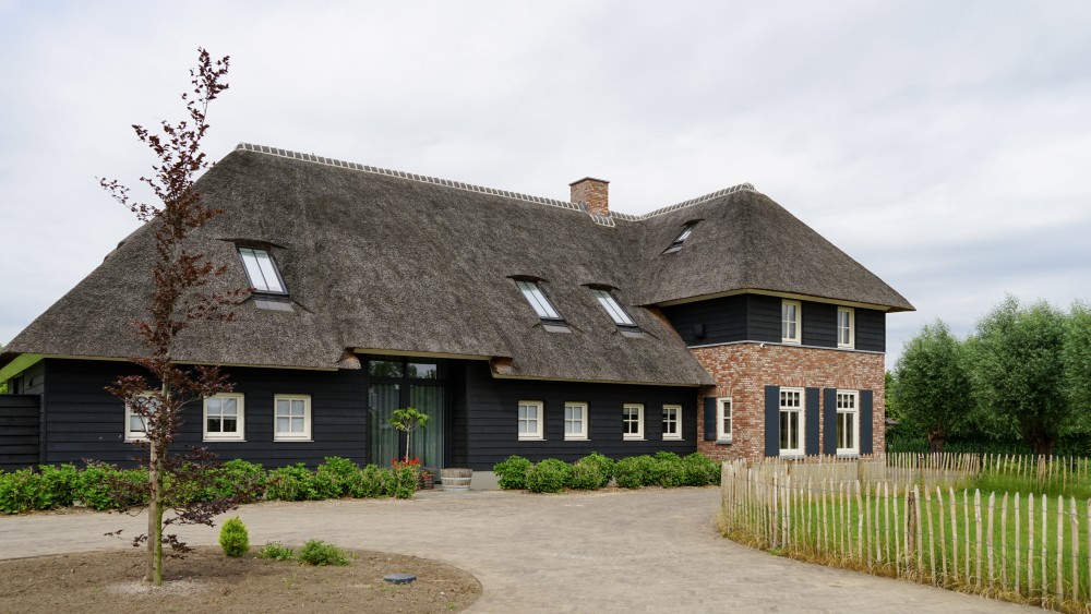 Gerealiseerd van landelijke tweekapper met rieten schilddak en houten geveldelen 2