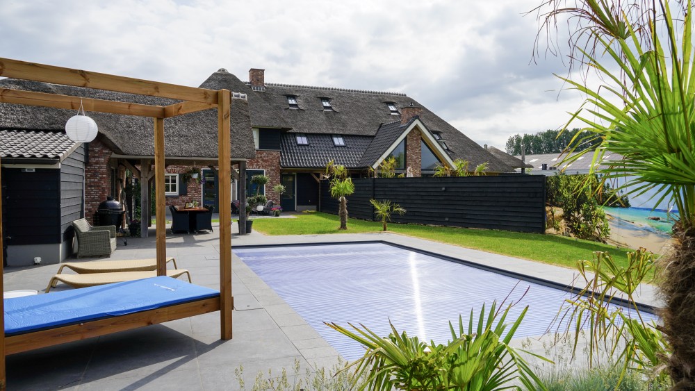 Gerealiseerd van landelijke tweekapper met rieten schilddak en houten geveldelen 3