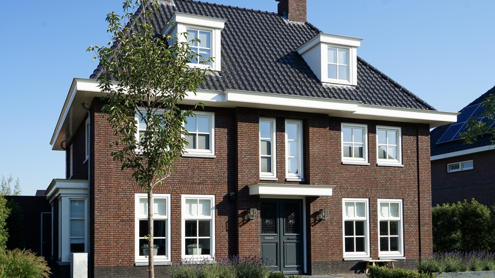 Gerealiseerd van notariswoning met metselwerk gevels, dakkapellen en gegolfd schilddak 1