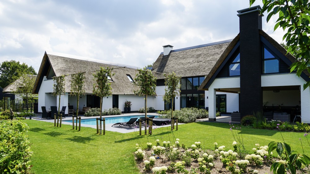 Gerealiseerd van rietgedekte villa met u-vorm, gekeimd metselwerk en risaliet 3