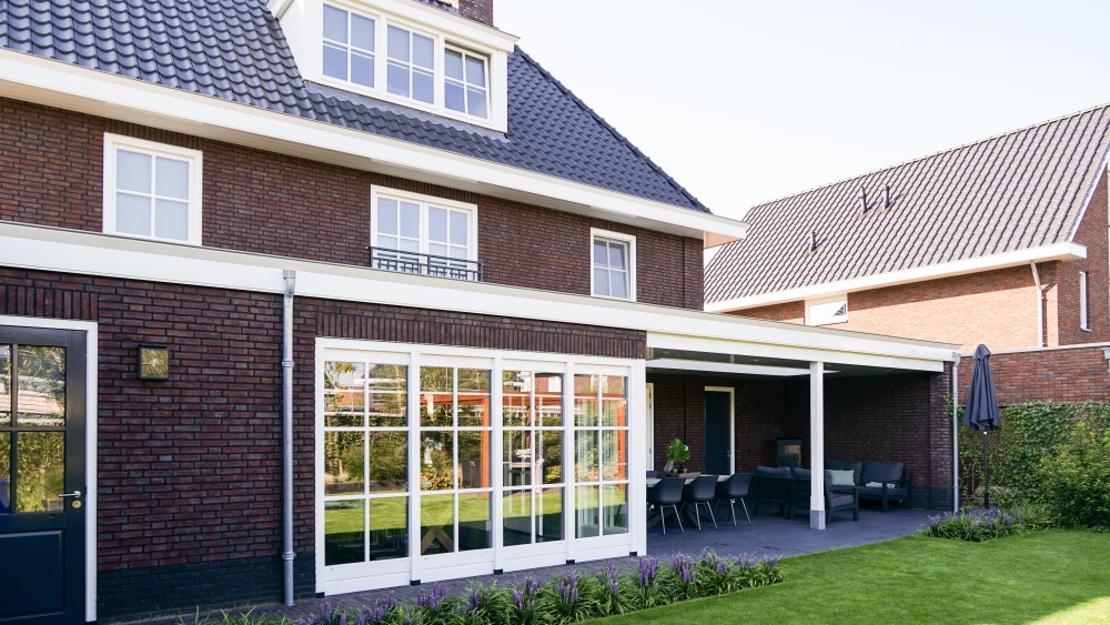 Gerealiseerd van notariswoning met metselwerk gevels, dakkapellen en gegolfd schilddak 3