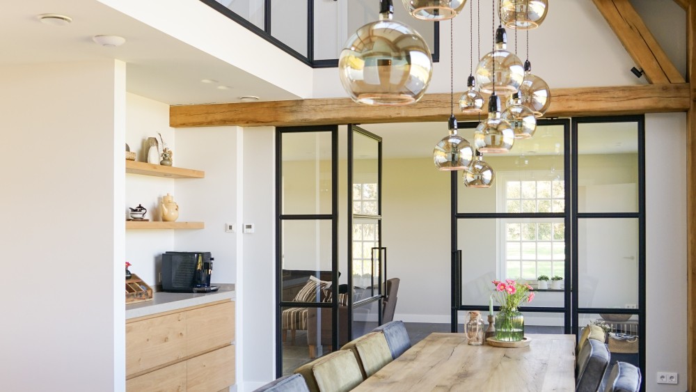 Gerealiseerd van woning met metselwerk gevel, gegolfde dakpannen en houtaccenten onder wolfsdak 4