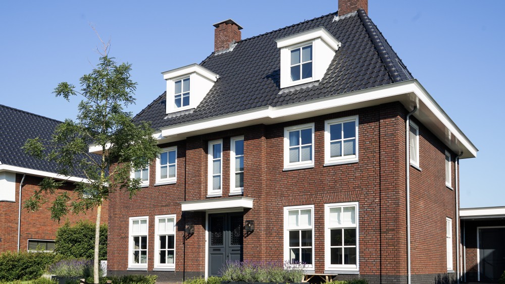 Gerealiseerd van notariswoning met metselwerk gevels, dakkapellen en gegolfd schilddak 2