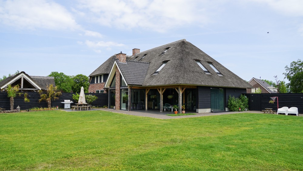 Gerealiseerd van landelijke tweekapper met rieten schilddak en houten geveldelen 4