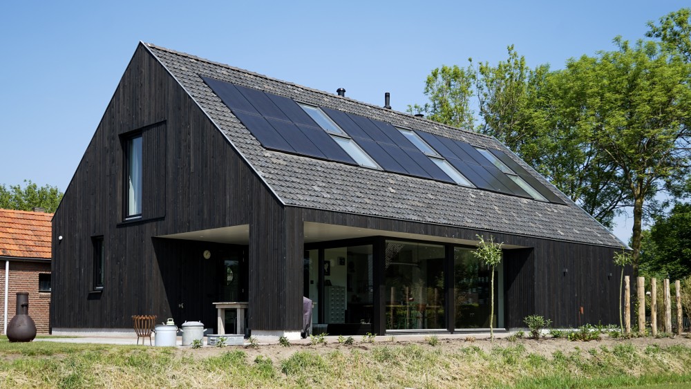 Gerealiseerd van landelijke schuurwoning met houten gevel, zadeldak en buiten shutters 2